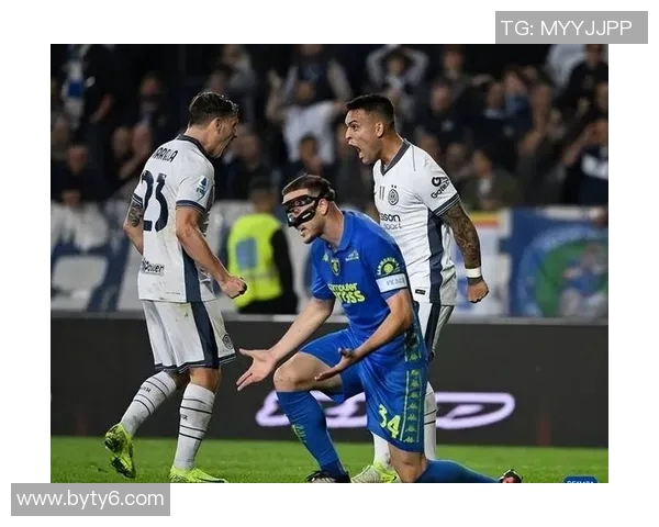 足球球星遭众人围追堵截瞬间引发热议 见证足球场上的疯狂时刻